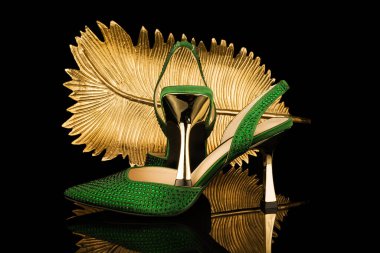 seksi, yüksek topuklu ayakkabılar siyah ve altın arka planda