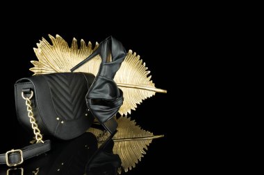 seksi, yüksek topuklu ayakkabılar siyah ve altın arka planda