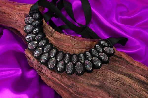 木製の背景に美しい石のイヤリング — ストック写真