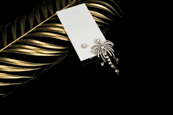 金耳环 镶嵌钻石 背景为黑色 — 图库照片