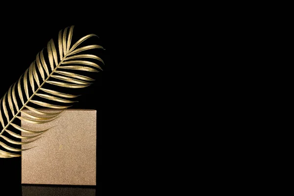 Goldene Palme Lässt Dekorative Blume Auf Schwarzem Hintergrund — Stockfoto