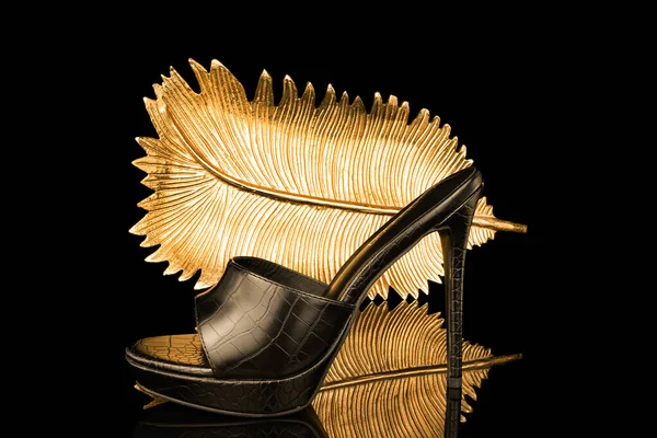 Sexy Sapatos Salto Alto Fundo Preto Dourado — Fotografia de Stock