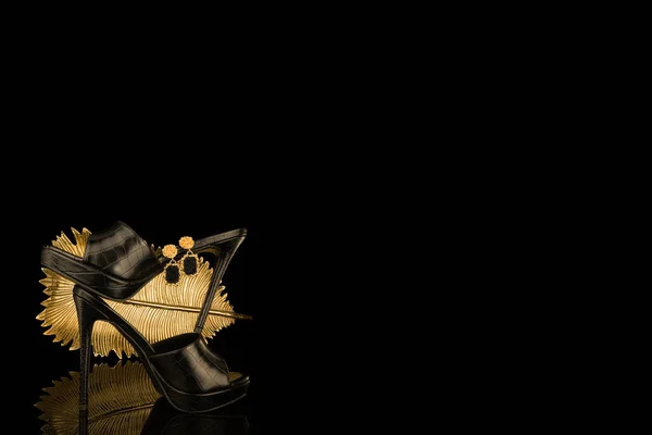 Sepatu Hak Tinggi Seksi Dengan Latar Belakang Hitam Dan Emas — Stok Foto