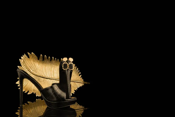 Sexy Hohe Schuhe Auf Schwarzem Und Goldenem Hintergrund — Stockfoto