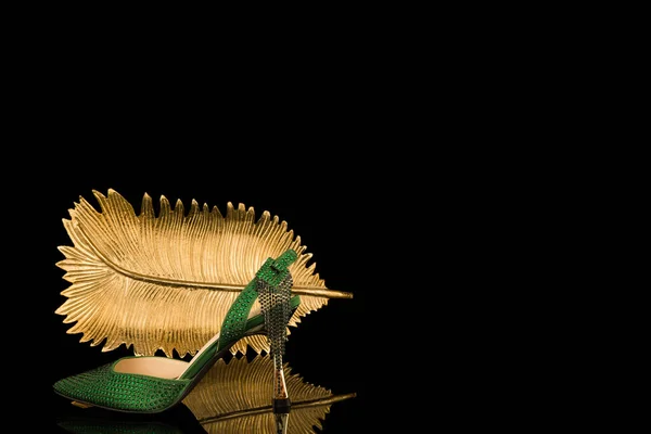 Sexy Scarpe Tacco Alto Sfondo Nero Oro — Foto Stock