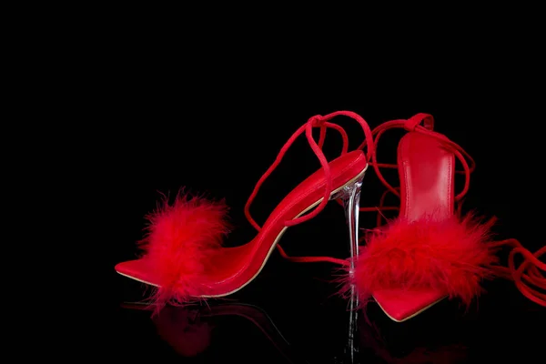 Sepatu Hak Tinggi Bertali Merah Seksi Dengan Latar Belakang Hitam — Stok Foto