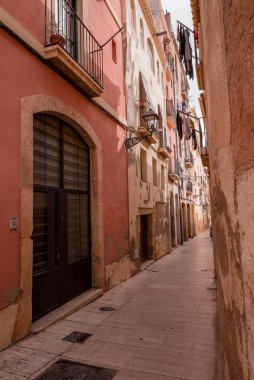 İspanya 'nın eski bir kasabasında eski bir ev kapısı.