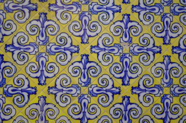 Geometrik ve çiçekli İspanyol eski duvar kiremitleri