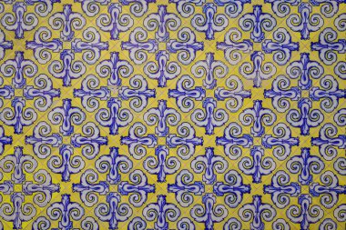 Geometrik ve çiçekli İspanyol eski duvar kiremitleri