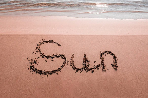 Слово Сонце Написав Піщаний Пляж — стокове фото