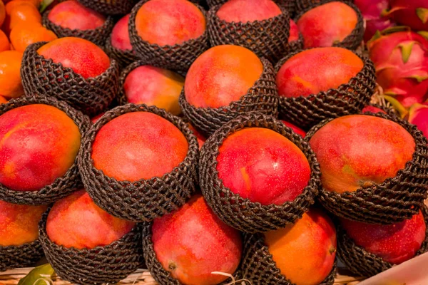 Świeże Kolorowe Mango Tropikalne Wystawie Zewnątrz Rolników — Zdjęcie stockowe