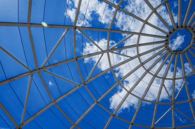 Açık havada metal çelik iskelet inşaatı.