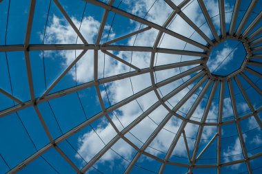 Açık havada metal çelik iskelet inşaatı.