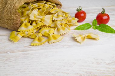 Kuru makarna arka planda pişmemiş.