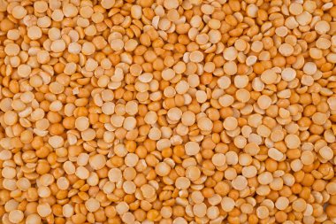 İzole edilmiş beyaz arkaplanda kuru bezelyeler