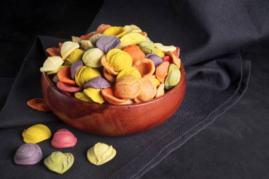 Kuru makarna arka planda pişmemiş.