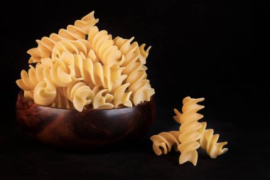 Kuru makarna arka planda pişmemiş.