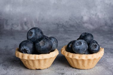 Arka planda taze yaban mersininin fotoğrafı  