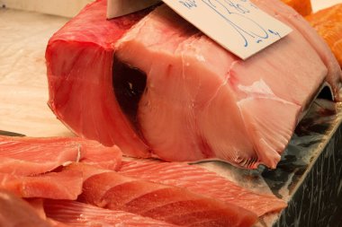 Farklı taze balıkların olduğu balık pazarı. 