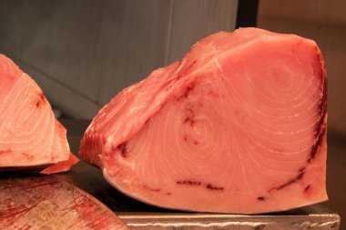 Farklı taze balıkların olduğu balık pazarı. 