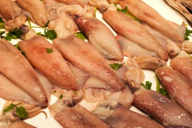 Farklı taze balıkların olduğu balık pazarı. 