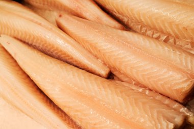 Farklı taze balıkların olduğu balık pazarı. 