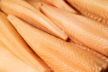 Farklı taze balıkların olduğu balık pazarı. 