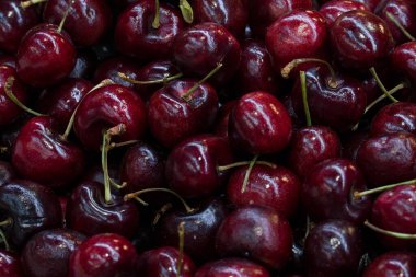 Açık pazarda kırmızı kiraz yığını