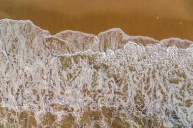 Yukarıdan deniz manzaralı İHA ile çekilen hava görüntüsü 