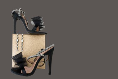 Beyaz arka plan üzerinde yüksek topuklu ayakkabı   