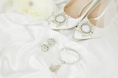 Beyaz arka plan üzerinde yüksek topuklu ayakkabı   