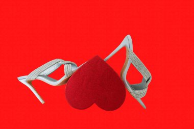 Beyaz arka plan üzerinde yüksek topuklu ayakkabı   