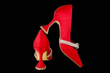 Beyaz arka plan üzerinde yüksek topuklu ayakkabı   