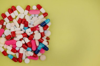 Arka planda hapların fotoğrafı