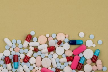 Arka planda hapların fotoğrafı