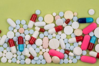 Arka planda hapların fotoğrafı