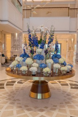  Sonbahar bahçesinde büyüyen güzel çiçekler 