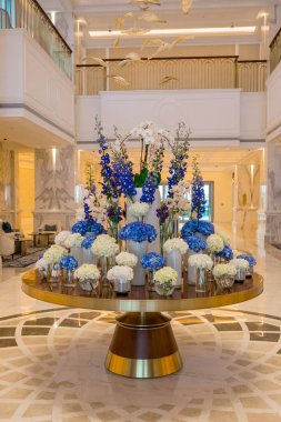  Sonbahar bahçesinde büyüyen güzel çiçekler 