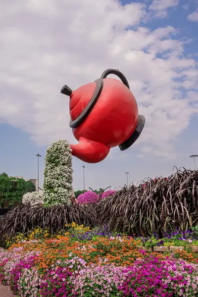 Dubai bahçesindeki güzel çiçeklerin fotoğrafı. 