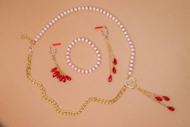 Arka planda el yapımı güzel kolye ve parantez   