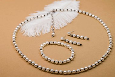 Arka planda el yapımı güzel kolye ve parantez   