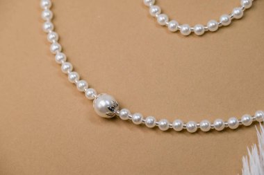 Arka planda el yapımı güzel kolye ve parantez   