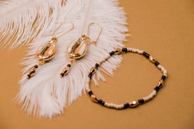 Arka planda el yapımı güzel kolye ve parantez   