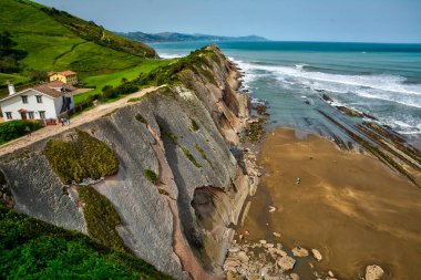 Zumaia sahili, Gipuzkoa, İspanya. Bu Gipuzkoan kasabasının kıyıları sinekleriyle ünlüdür..