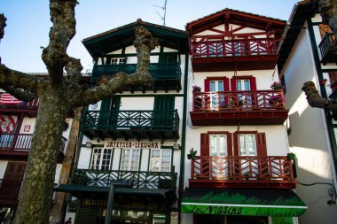 Bask sahilinin tipik balıkçı evleri. Balkonlar, tekneleri boyamaktan arta kalan boyalarla boyanmıştı..