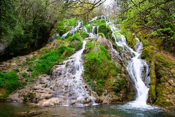 位于西班牙阿拉巴Zambrana市所属小镇Berganzo的瀑布镇 在这个群体中 有一个 那里有美丽的瀑布 — 图库照片