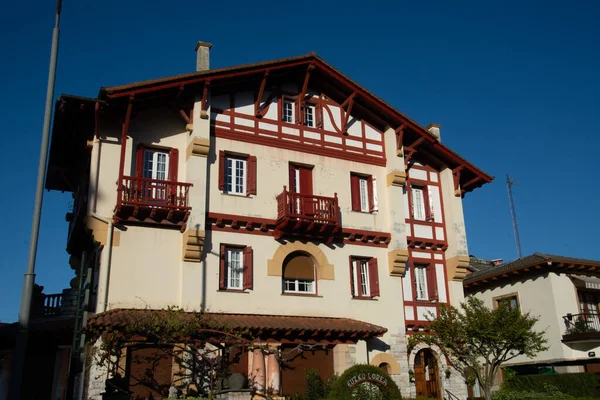 现代房屋模仿巴斯克地区的旧农舍 这所房子坐落在西班牙Gipuzkoa的萨里亚镇 — 图库照片