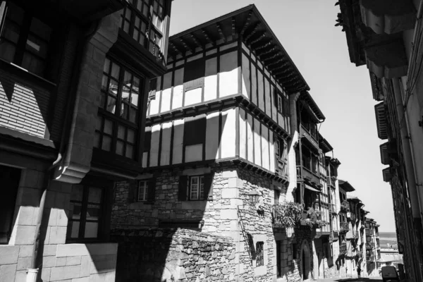 Uitzicht Een Straat Hondarribia Gipuzkoa Spanje Met Zijn Typische Huizen — Stockfoto