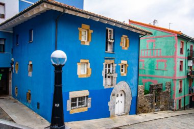 Bermeo, Bizkaia, İspanya 'daki eski çiftlik evi. Bu çiftlik evi son zamanlarda daha modern bir görünüm kazandırmak için yeniden dekore edilmiş..