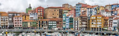 Limana yakın balıkçı evleriyle Bermeo 'nun panoramik manzarası.